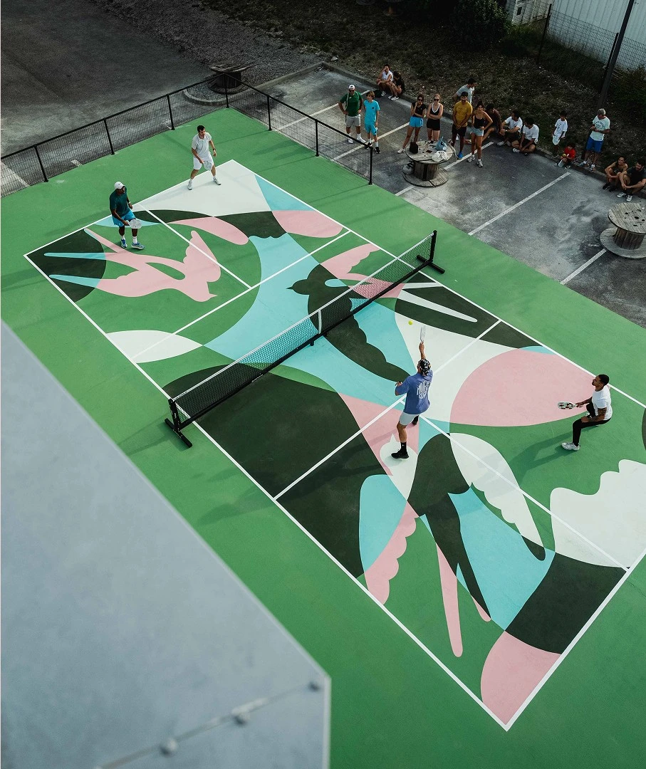 Terrain Smash Pickleball avec joueurs en action