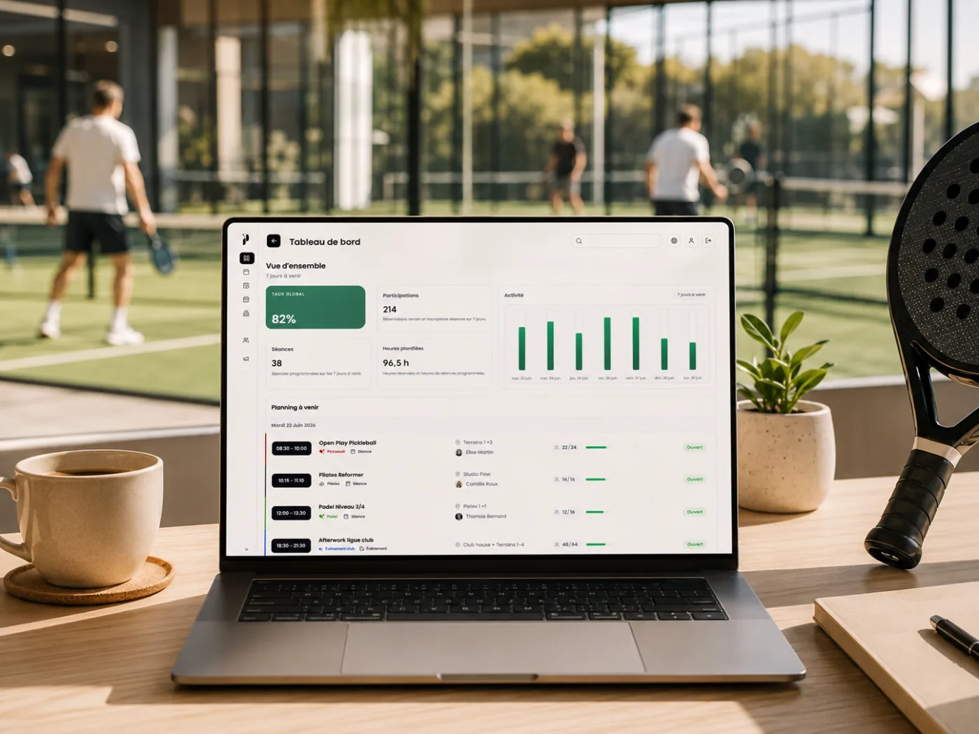 Le tableau de bord Pandook ouvert sur l'ordinateur d'un gérant, face à un club de padel