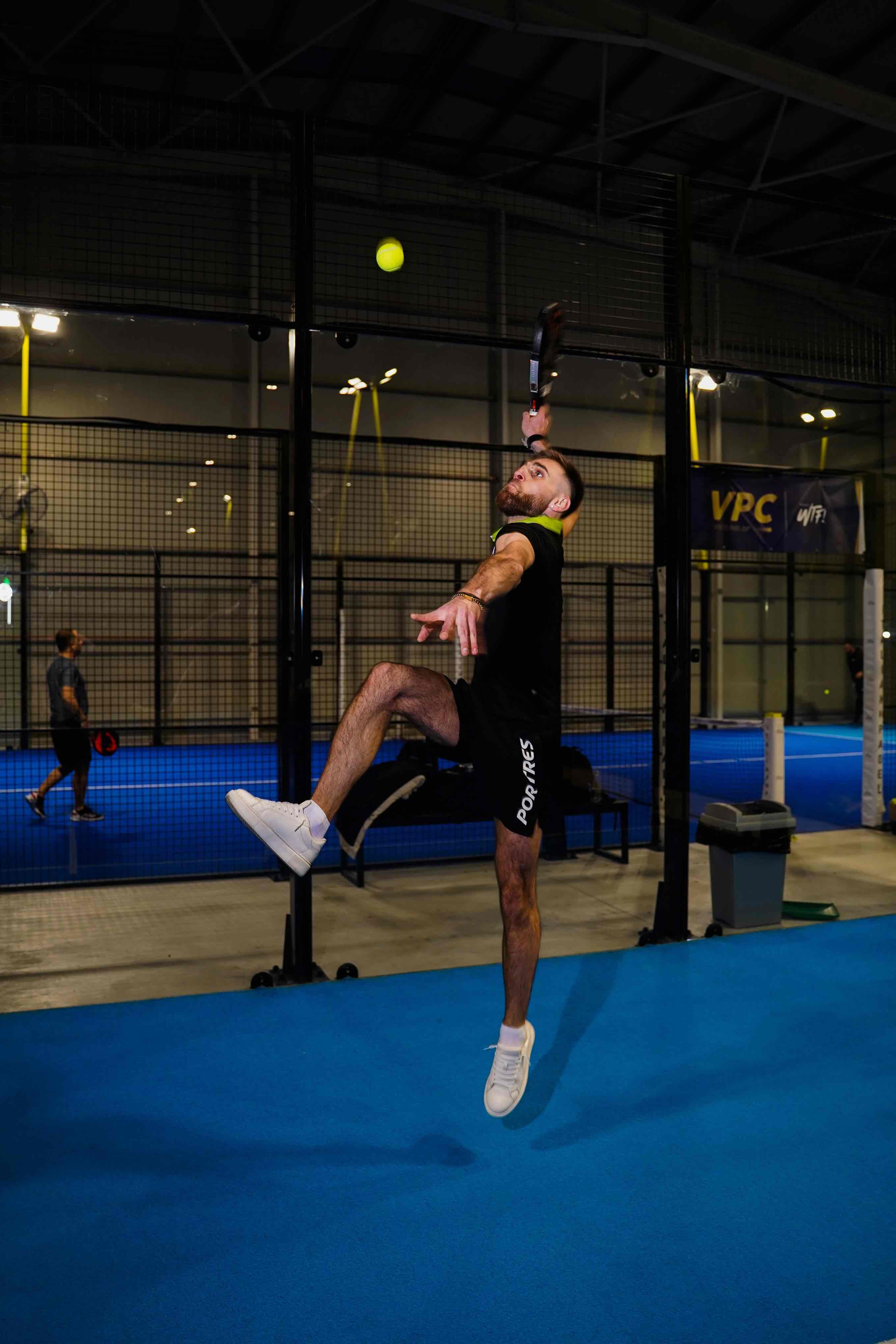 Joueuse sur un terrain de padel