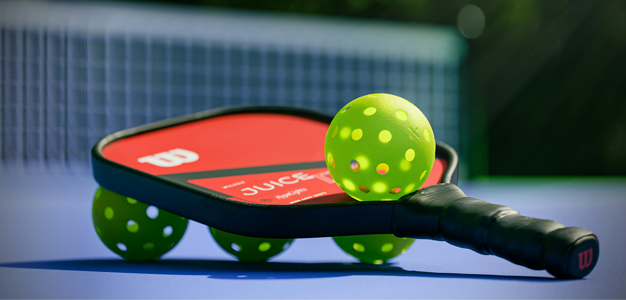 Raquette et balle de pickleball